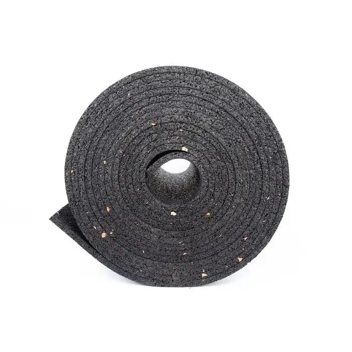 Gulvmatte av sort gummi, sammenrullet med synlige små fargede prikker og grov tekstur mot hvit bakgrunn.