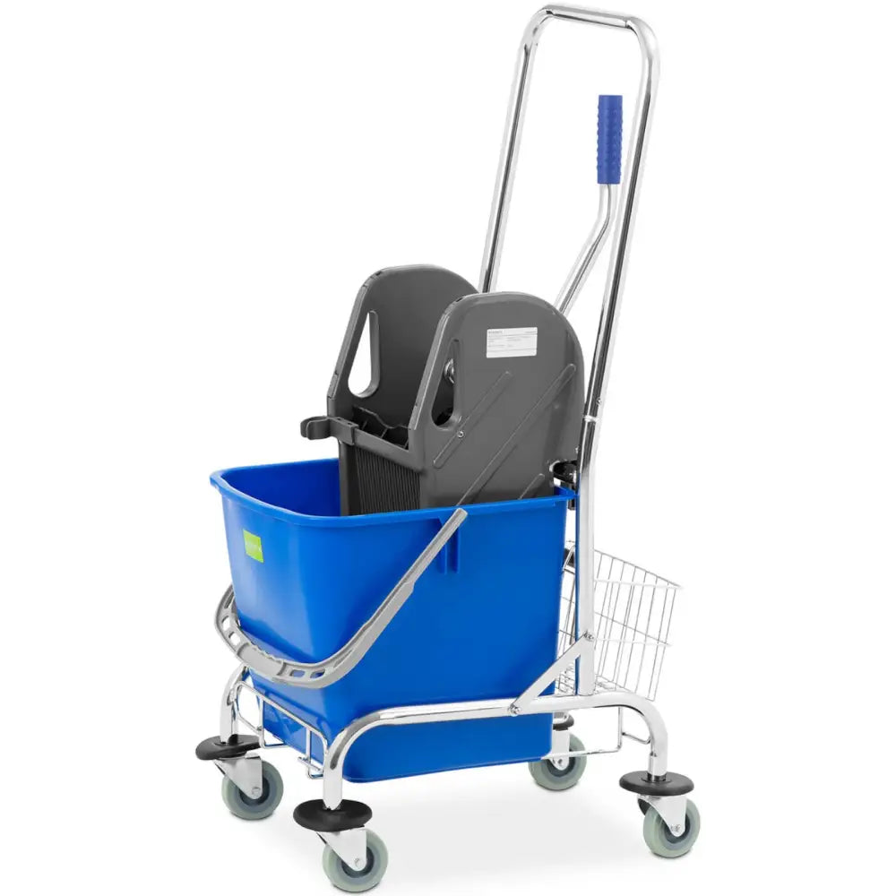Gulvvaskesett med blå bøtte, grå presse, forkrommet vogn, fire hjul og sidekurv for oppbevaring.