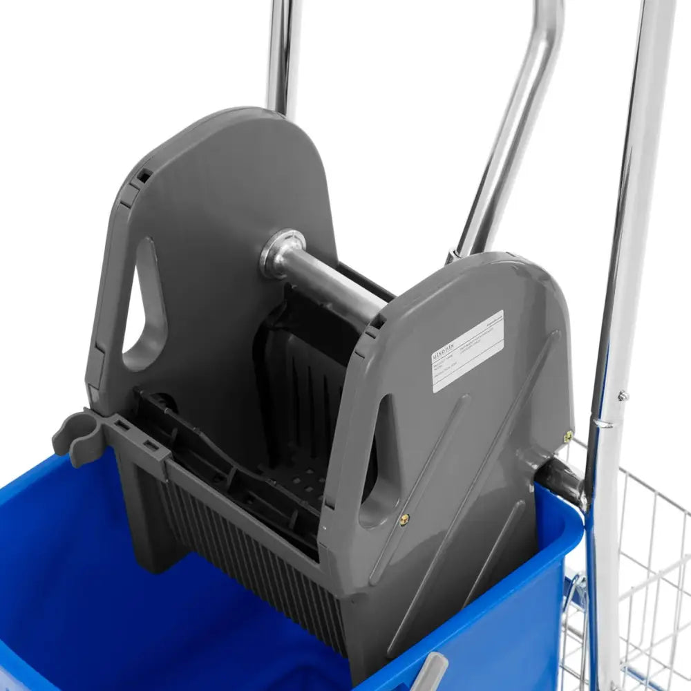 Gulvvaskesett med bøtte og vri, side- og toppvisning av blå bøtte med grå presse, kromhåndtak og rist.