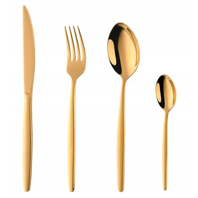 Gylne bestikkdeler i rustfritt stål, sett forfra med kniv, gaffel, spiseskje og teskje mot hvit bakgrunn.