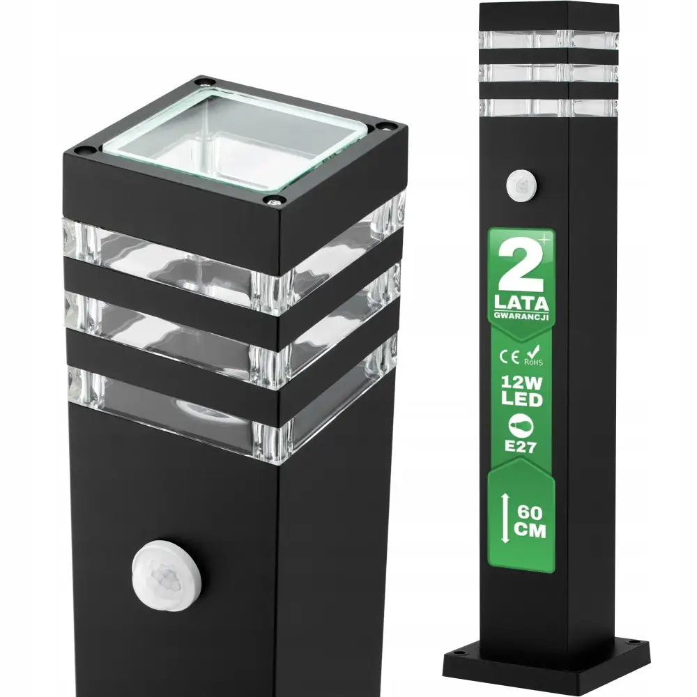 Hagestolpe lampe 60cm i sort metall med klare akryldetaljer, synlig bevegelsessensor og etikett foran.