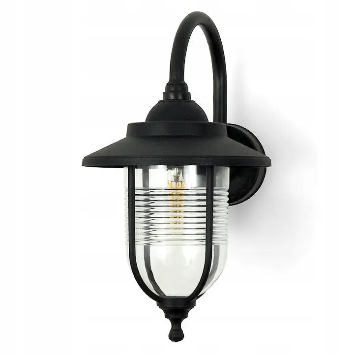 Hagevegglampe Lantern i sort metall og glass, sidevisning med buet arm og klar glasskuppel.