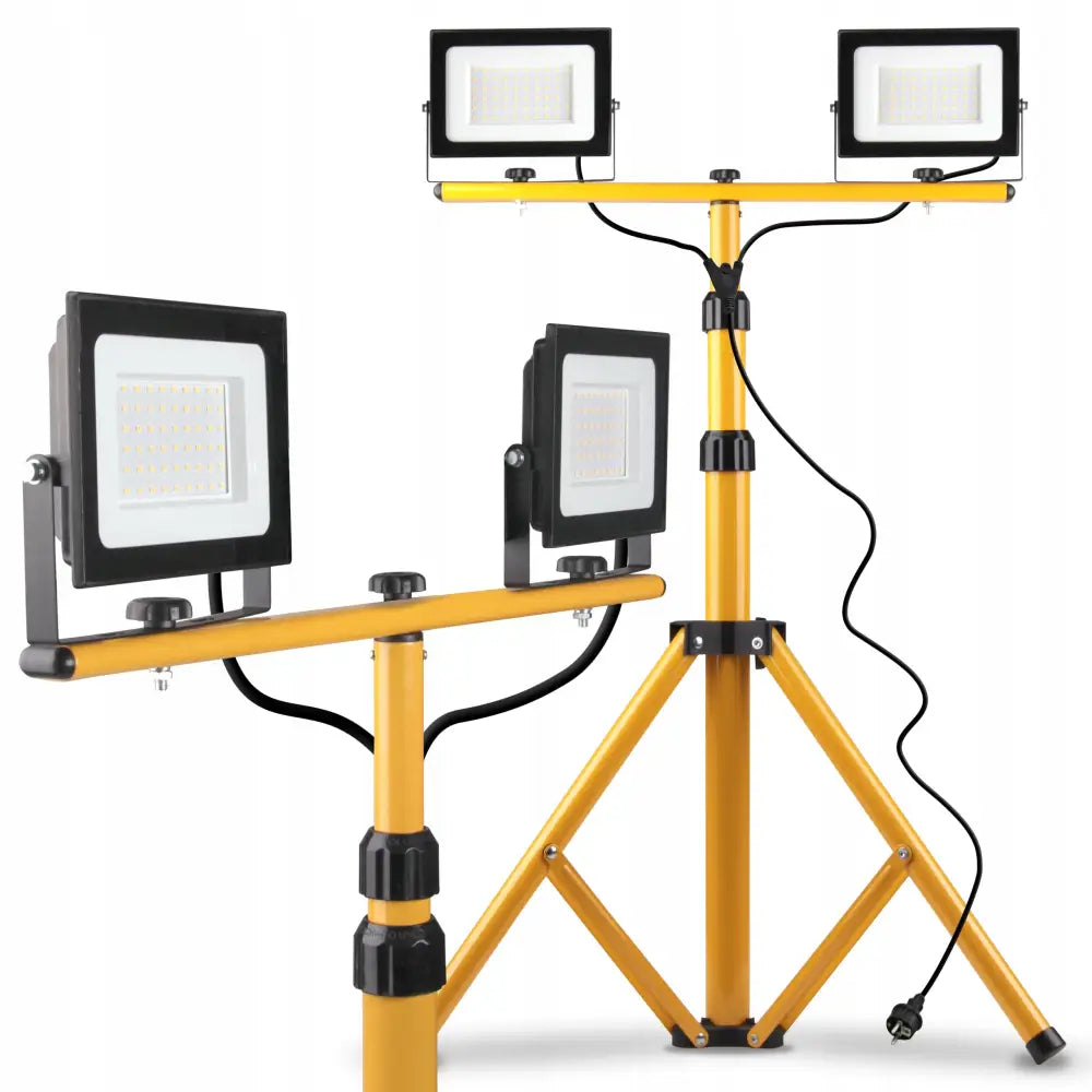 Halogen LED arbeidslys stativ med tre justerbare lyskastere, gul metallramme og synlig strømkabel, sett fra siden.