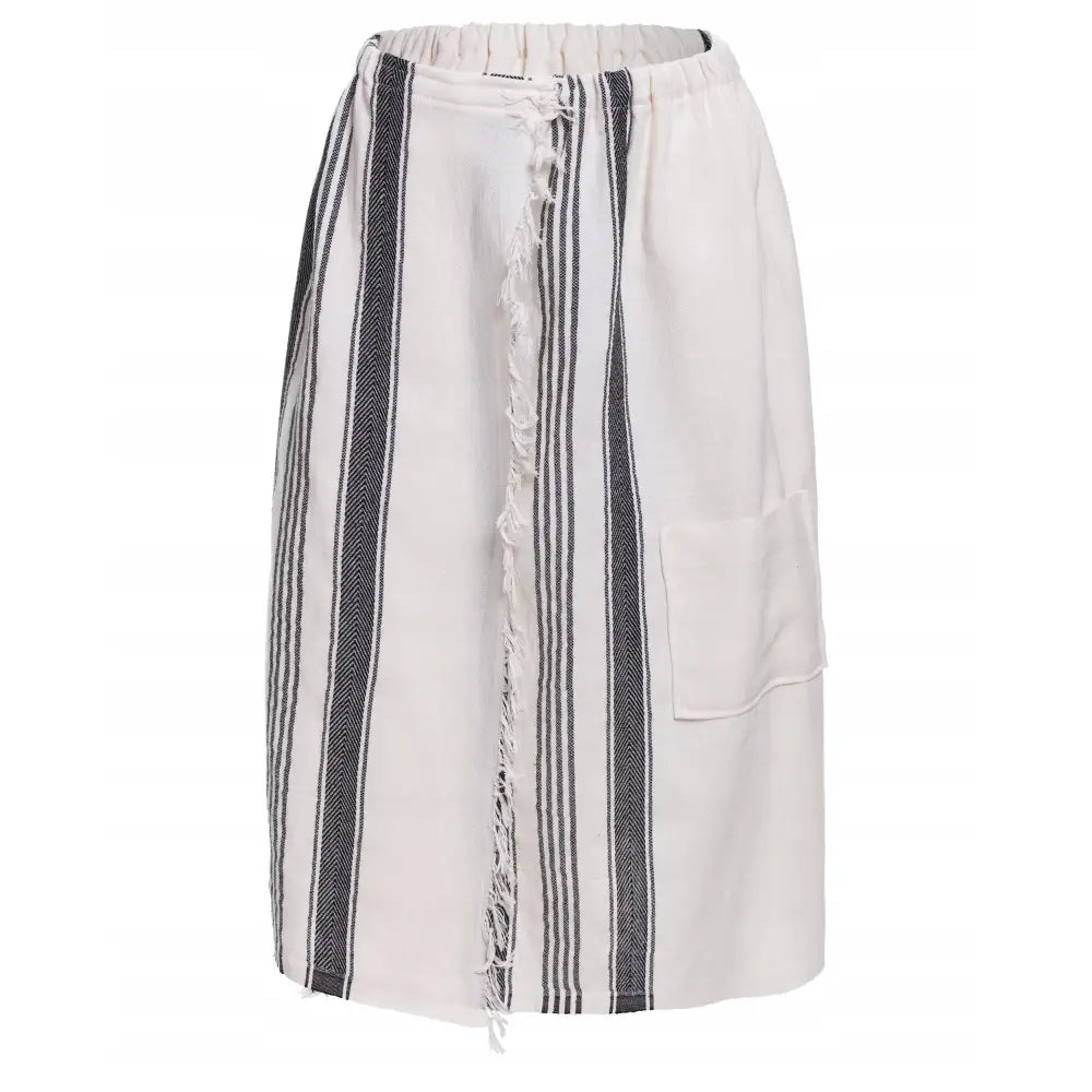 Hammam spa sauna kilt i hvit bomull med sorte striper, frynser og stor sidelomme, frontvisning.