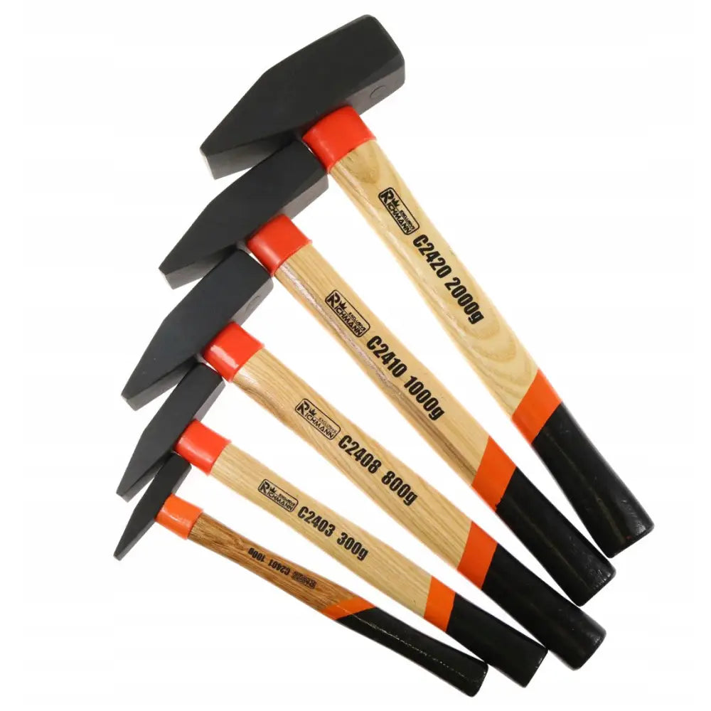 Hammer sett med fire hammere i ulike størrelser, sorte hoder og askeskaft med svarte og oransje detaljer.