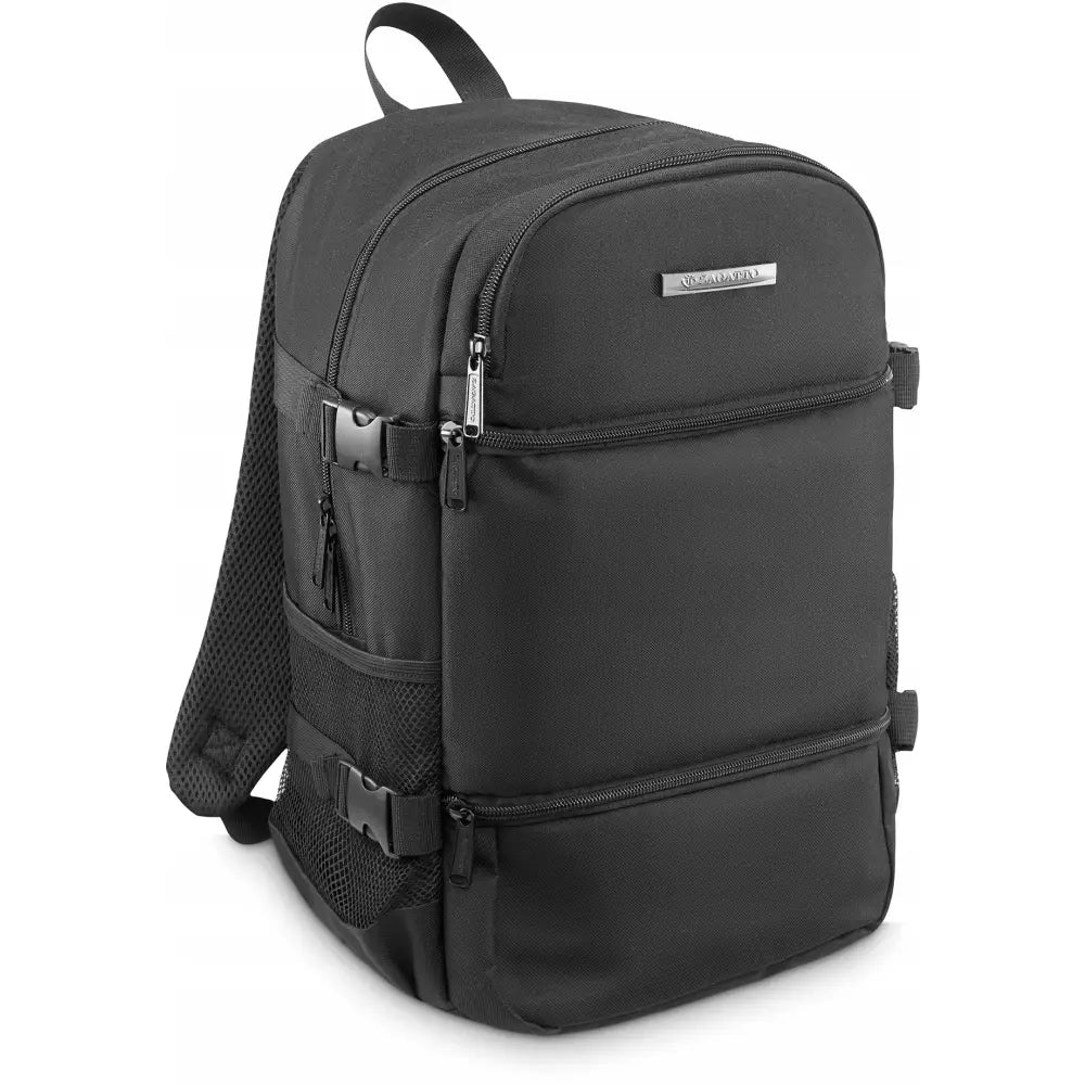 Svart håndbagasje ryggsekk 40x25x20, skrå forsidevisning med glidelåslommer og nettinglommer på siden.