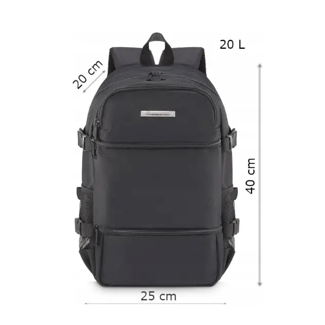 Svart håndbagasje ryggsekk, frontvisning med synlige sidelommer, glidelåser og markerte mål og volum.