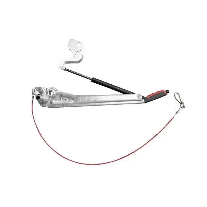Håndbremsspak med sort og rødt håndtak, lang sølv arm, rød vaier og karakteristisk krok øverst, sidevisning.