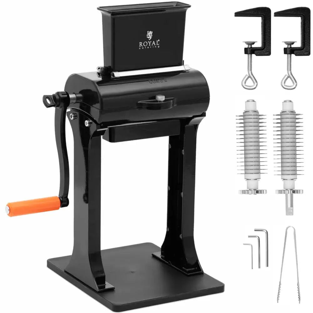 Hånddrevet kjøttøkse i svart metall med oransje håndtak, tilbehør og verktøy lagt ut på hvit bakgrunn.