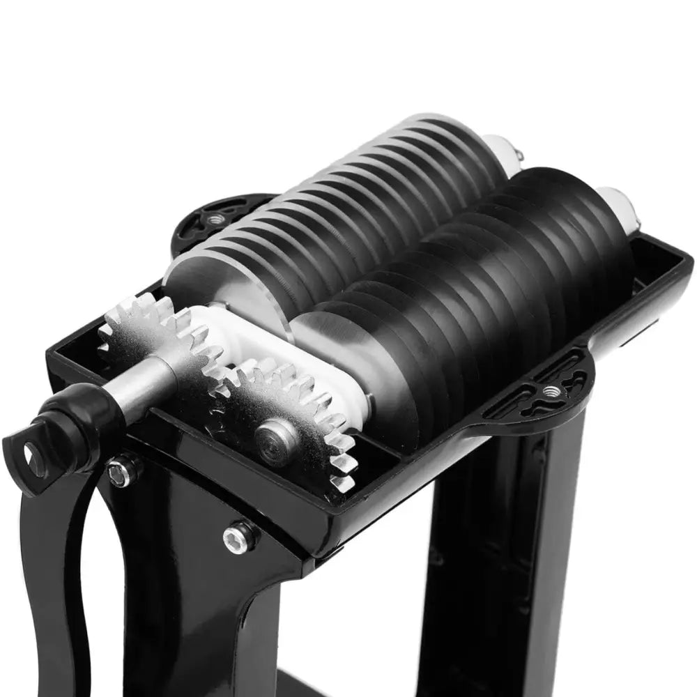 Hånddrevet kjøttøkse med riflet stålblad og ergonomisk håndtak, nærbilde som viser detaljert bladstruktur.