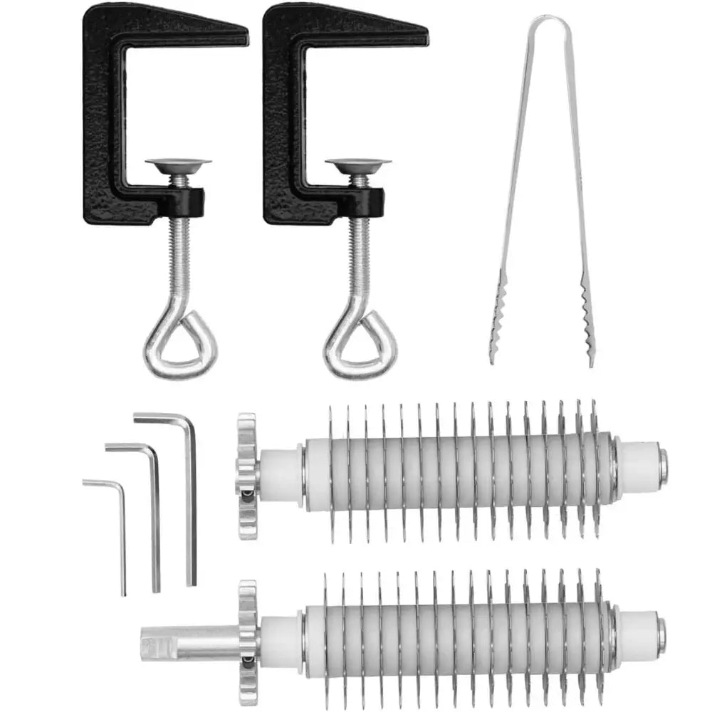 Hånddrevet kjøttøkse sett med metallverktøy, C-klemmer, unbrakonøkler og taggete ruller på hvit bakgrunn.