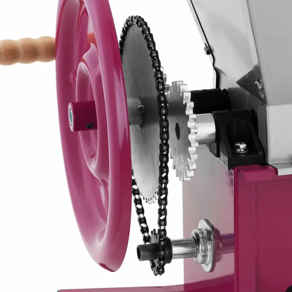 Handdrevet vingårdsavstryker og bærknuser, detalj av rosa sveiv, tannhjul og kjetting i metall.