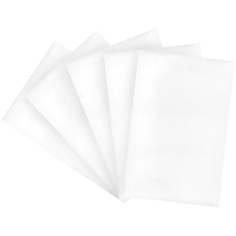 Fem hvite juicepresseposer med teksturert overflate, arrangert vifteformet på hvit bakgrunn.