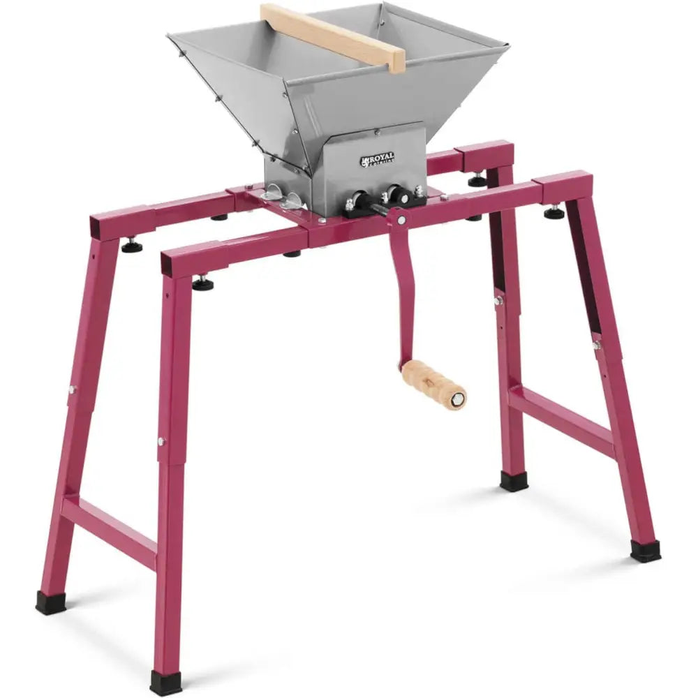 Håndholdt fruktknuser 7 l, manuell kvern med metalltrakt og rødt stativ, sveiv med trehåndtak foran.