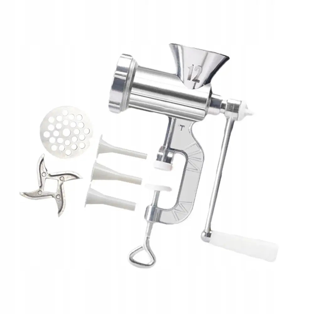 Manuell kjøttkvern i sølvfarget metall med håndtak, tre hvite trakter, kniv og hullskive ved siden av.