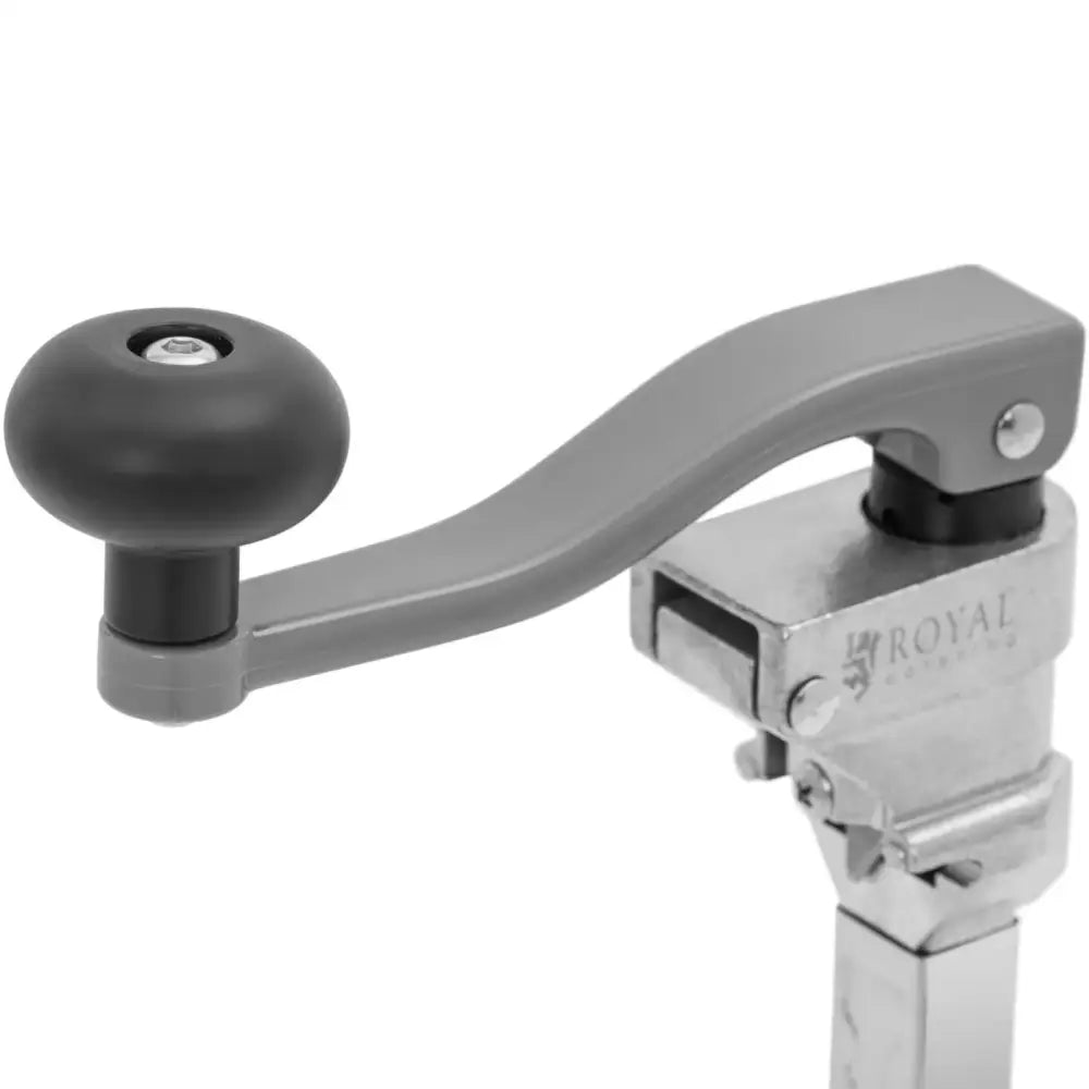 Handholdt kanåpner med sort håndtak og grå sveiv, nærbilde av festemekanismen mot bordplate.