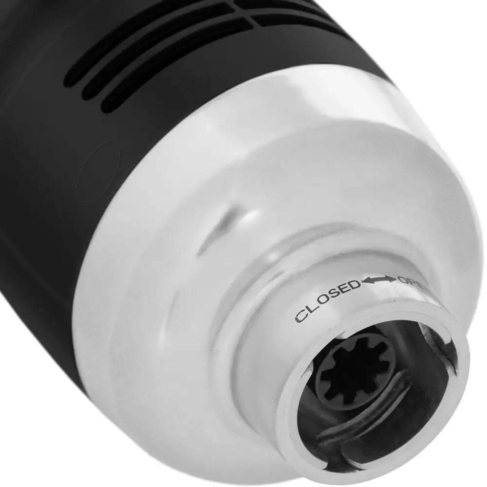 Håndholdt mikserblender, nærbilde av sylinder med ventilasjonsåpninger og CLOSED/OPEN-merking ved munnstykket.