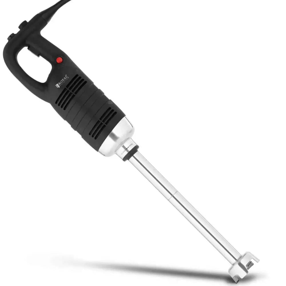 Håndholdt robotblender i sort og sølv, skrå oversikt med rød knapp og langt metallblad synlig på enden.