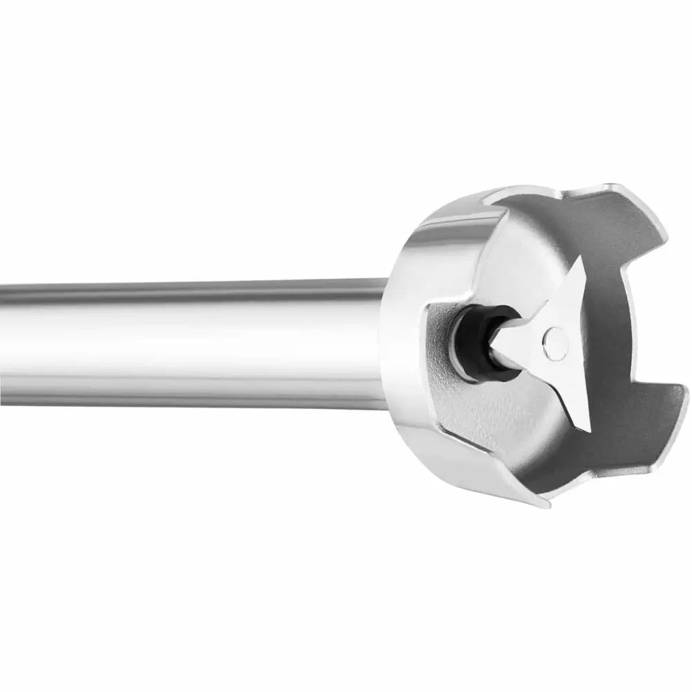 Stavmikser i rustfritt stål, nærbilde av blenderkniver og metallbeskyttelse mot hvit bakgrunn.