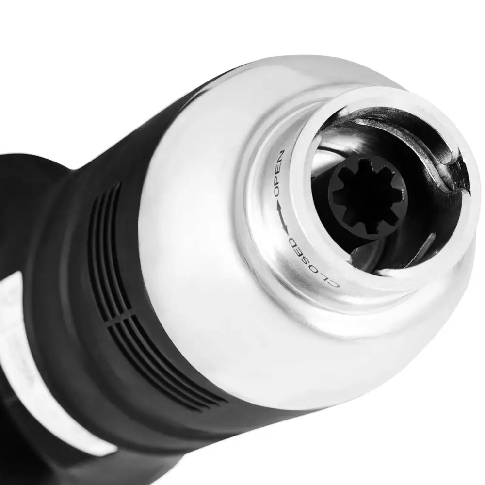 Håndholdt robotmikser, nærbilde av verktøyhode med sort innmat og åpne/lukke-markering, skrå vinkel.