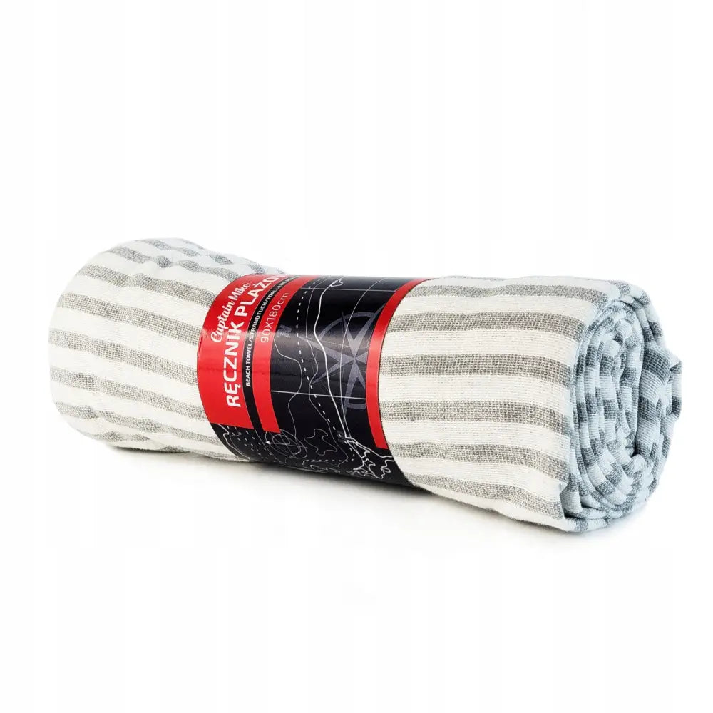 Håndkle Bomull Fouta til Sauna, sammenrullet med grå og hvite striper og sort-rød etikett, sidevisning.