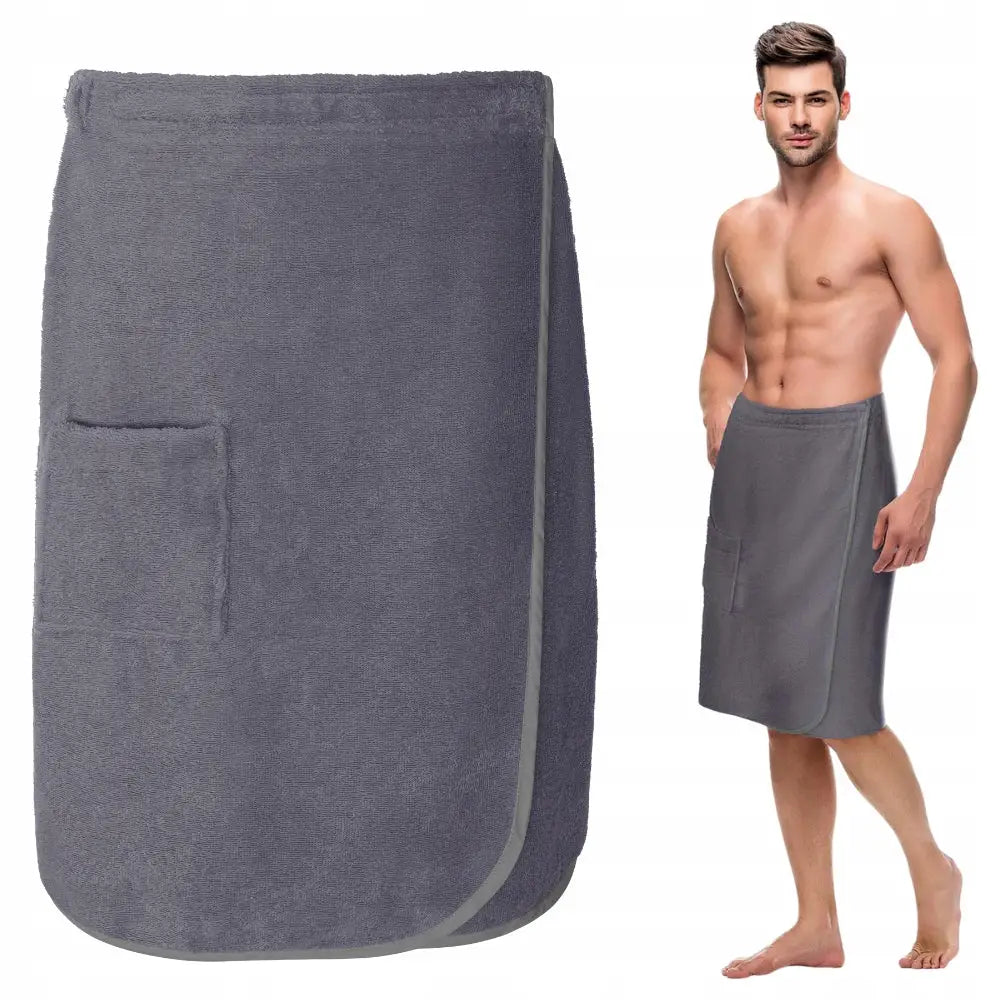 Håndkle kilt for menn i grafittgrå frotté, vist på modell med synlig lomme og avrundede kanter.