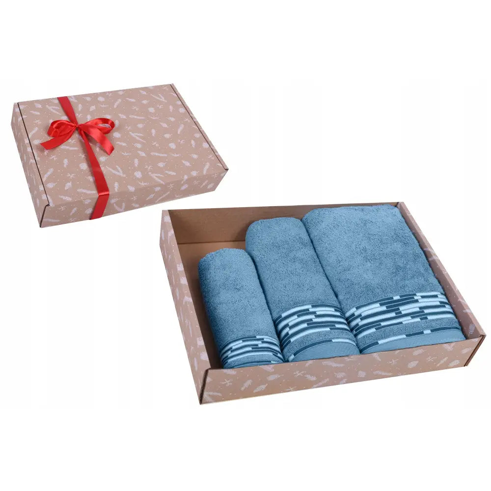 Håndkle sett med tre blå egyptiske bomullshåndklær i gaveeske med dekorative striper og rød sløyfe.