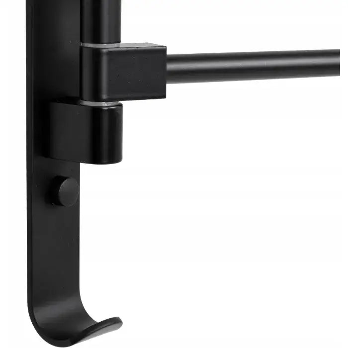 Håndklehenger Ortys svart, sideprofil som fremhever rund stang, krok og detaljert hengsling.