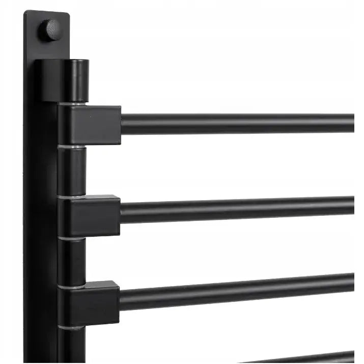 Håndklehenger Ortys svart, sidevisning med tre matte metallstenger og synlige hengsler på veggbrakett.