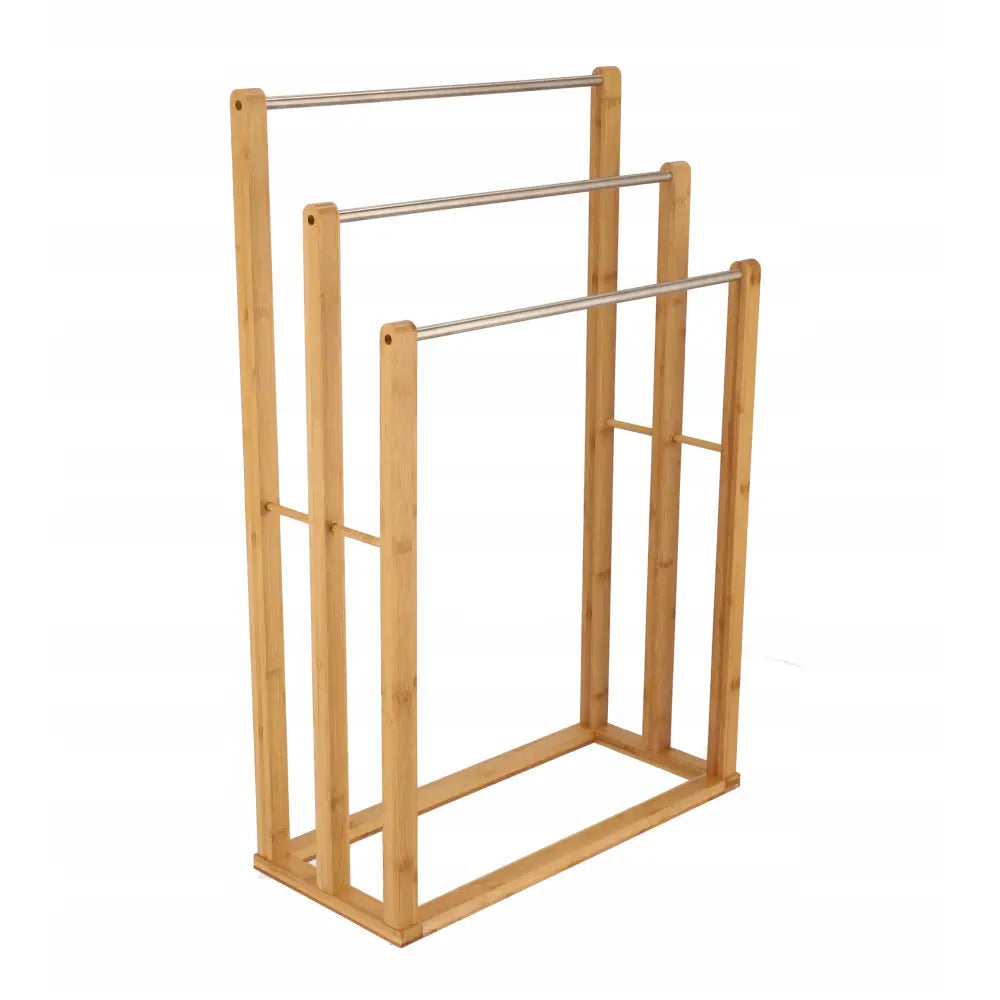 Håndklestativ i lyst treverk med tre metallstenger, skrå vinklet og fokus på moderne, åpen design.