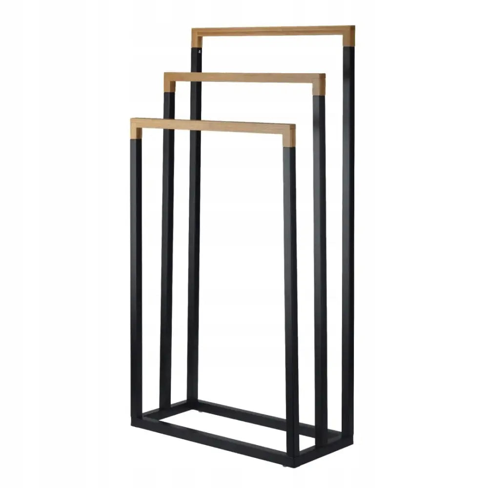 Håndkletørker Brunbeste, tre sorte metallstativer i ulike høyder med lyse tredetaljer sett fra skrå vinkel.