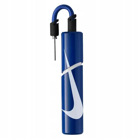 Blå håndpumpe fra Nike med hvitt logo, nåladapter og blå slange festet øverst, sett rett forfra.