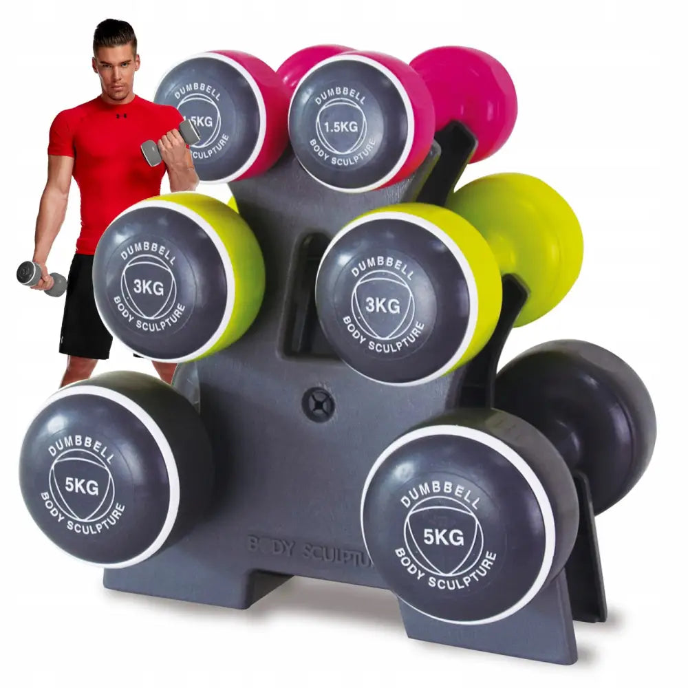 Hantelsett med seks fargerike manualer på grått stativ, mann i rød t-skjorte løfter en manual.