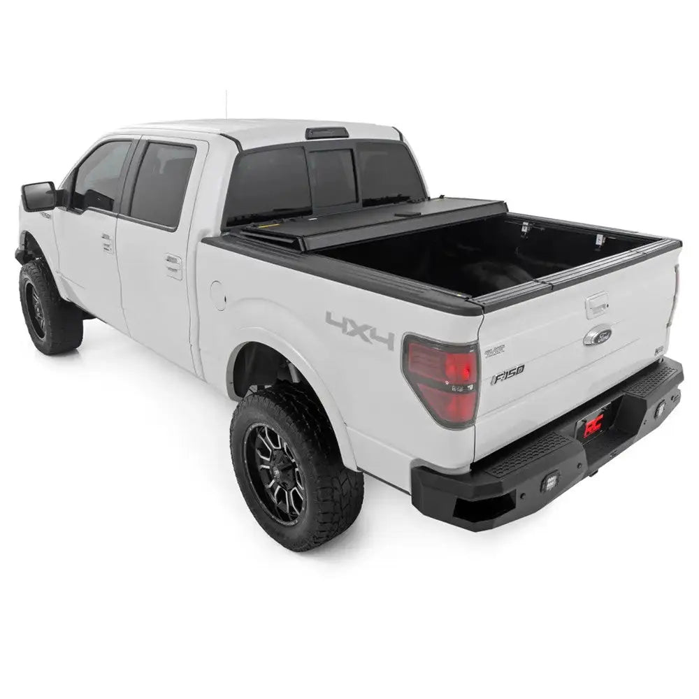 Hardt Deksel Pakken Tri-fold Flip Up Rough Country 5’7’’ - Ford F150 09-14
