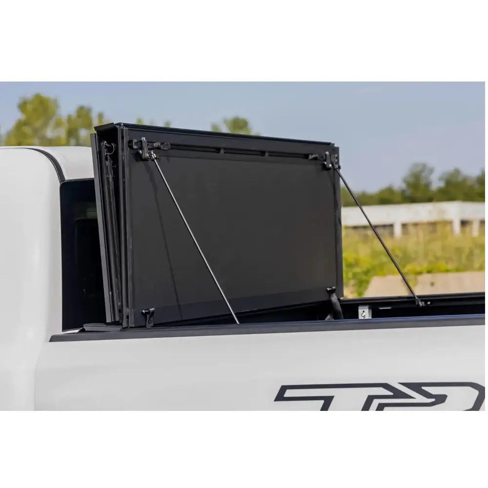 Hardt Deksel Pakken Tri-fold Flip Up Rough Country 5’7’’ - Ram 1500 Dt 19-.