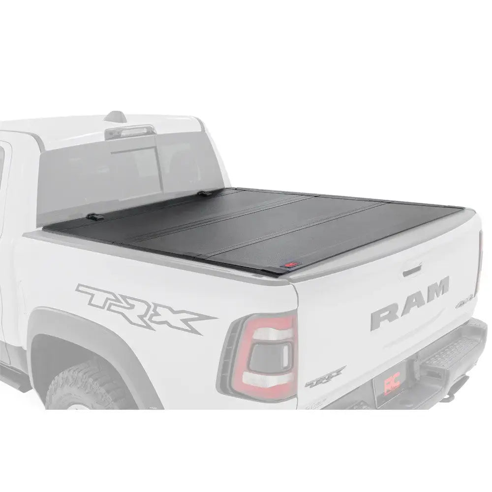 Hardt Deksel Pakken Tri-fold Flip Up Rough Country 5’7’’ - Ram 1500 Dt 19-.