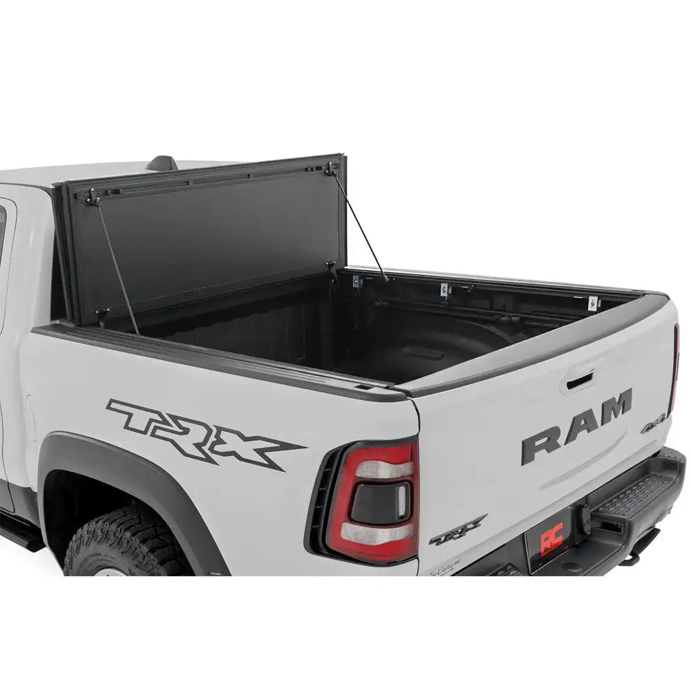 Hardt Deksel Pakken Tri-fold Flip Up Rough Country 5’7’’ - Ram 1500 Dt 19-.