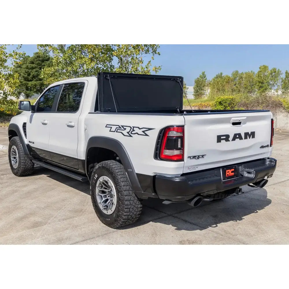 Hardt Deksel Pakken Tri-fold Flip Up Rough Country 5’7’’ - Ram 1500 Dt 19-.