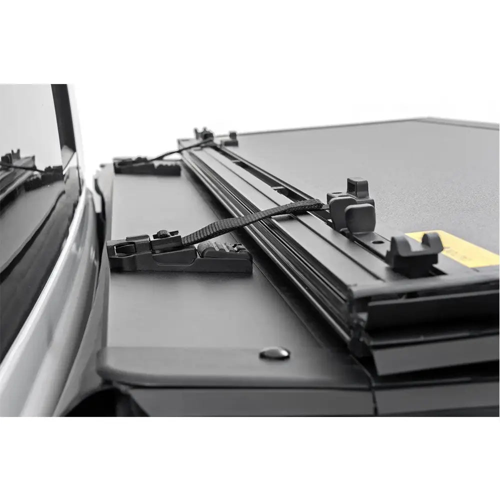 Hardt Deksel Pakken Tri-fold Flip Up Rough Country 5’7’’ - Ram 1500 Dt 19-.