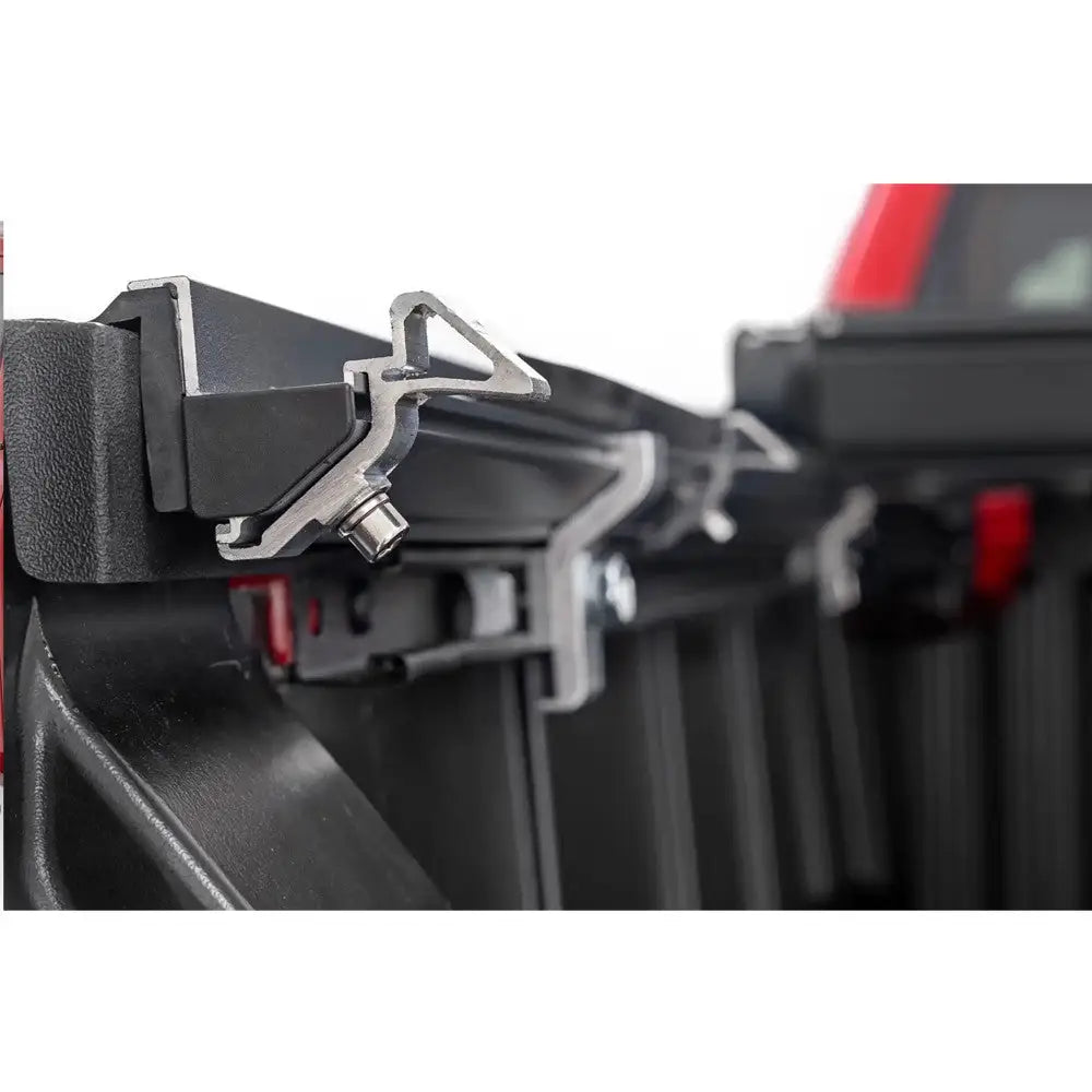 Oversiktsbilde Rough Country hardt tri-fold på Toyota Tundra 2022+ (24)