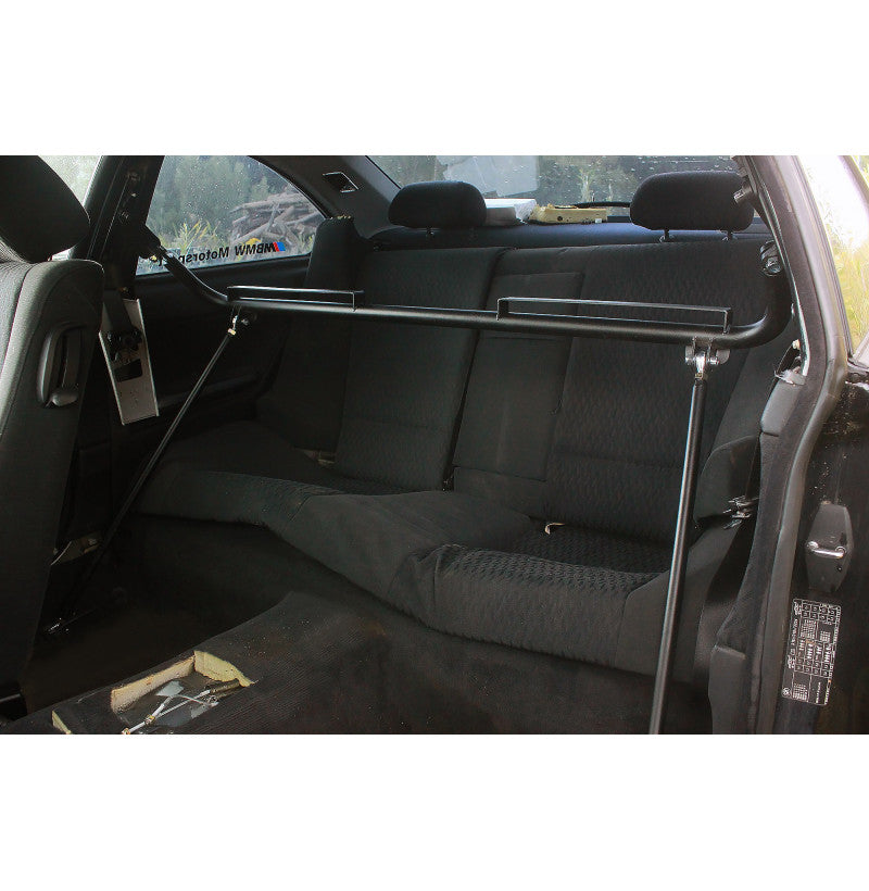 Montert harness bar i BMW E46 for sikker selebelte-festing med FIA-korrekt beltevinkel