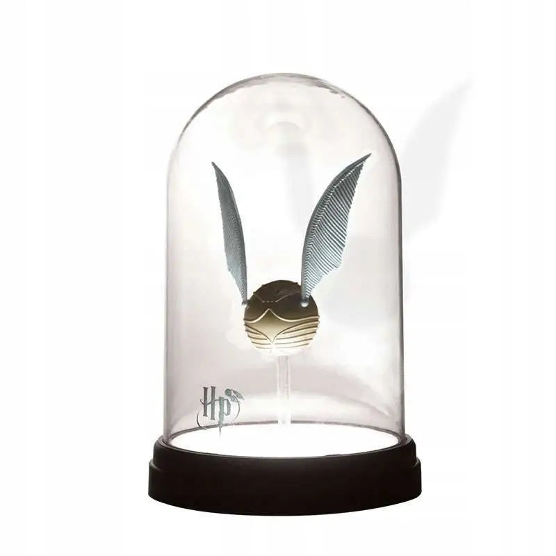 Harry Potter Gullsnopplampe under glasskuppel med sorte base og HP-logo, vinger synlige forfra.