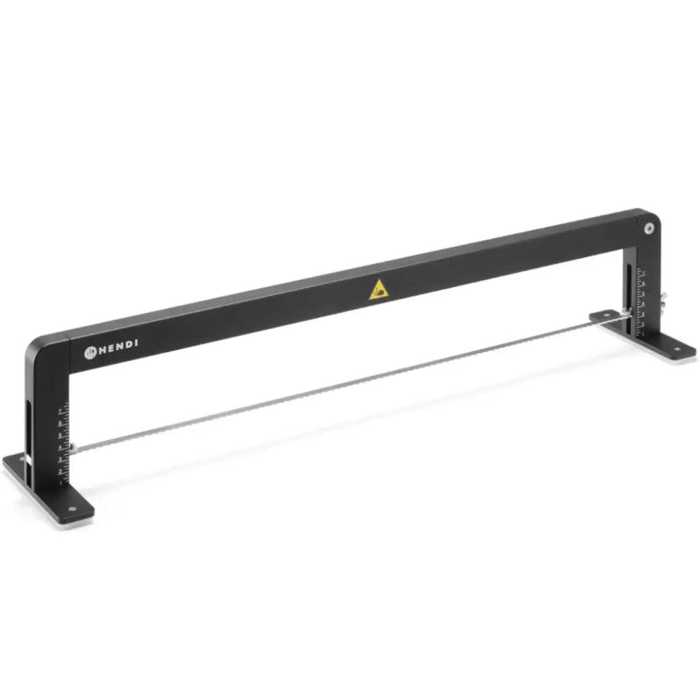 Kake- og brødskjærer med sort metallramme, hvite målemerker og vaier, sett fra skrå vinkel.