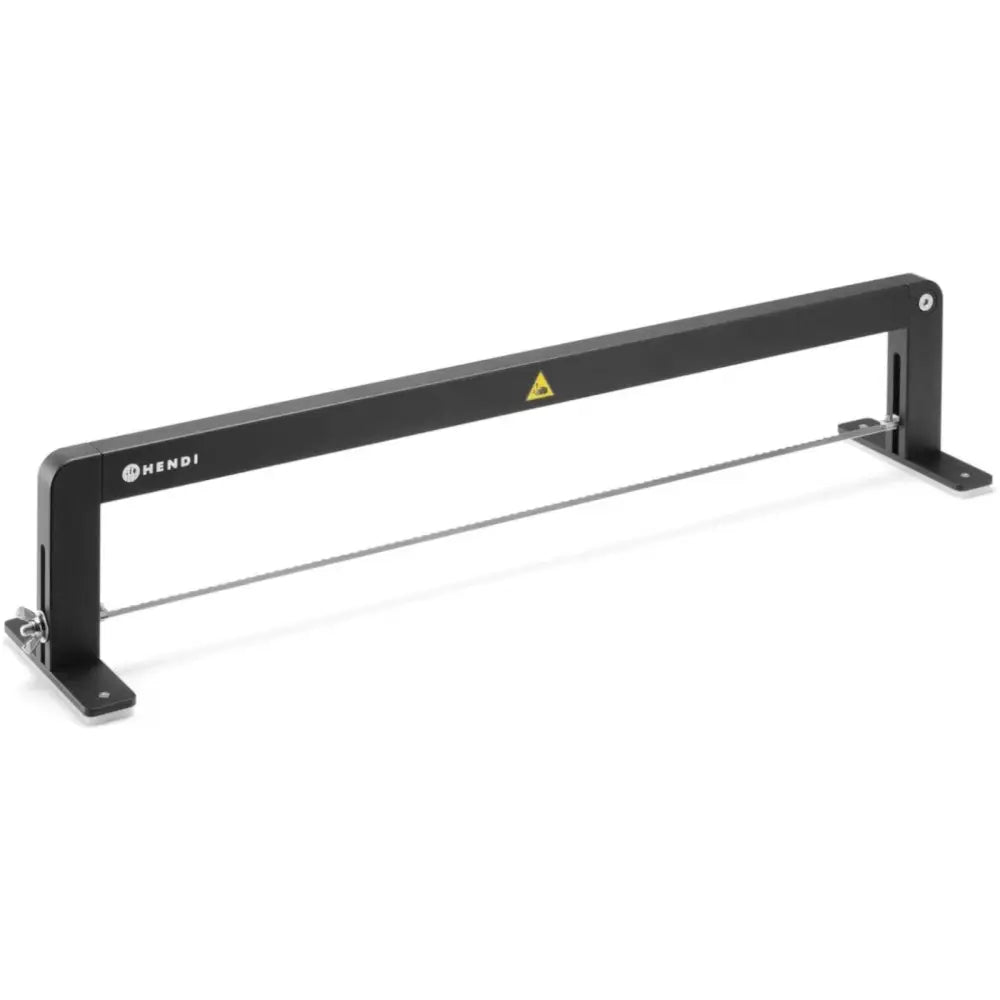 Hendi kake- og brødskjærer, skrått sett, viser metallramme og justerbar ståltråd med varseltrekant.