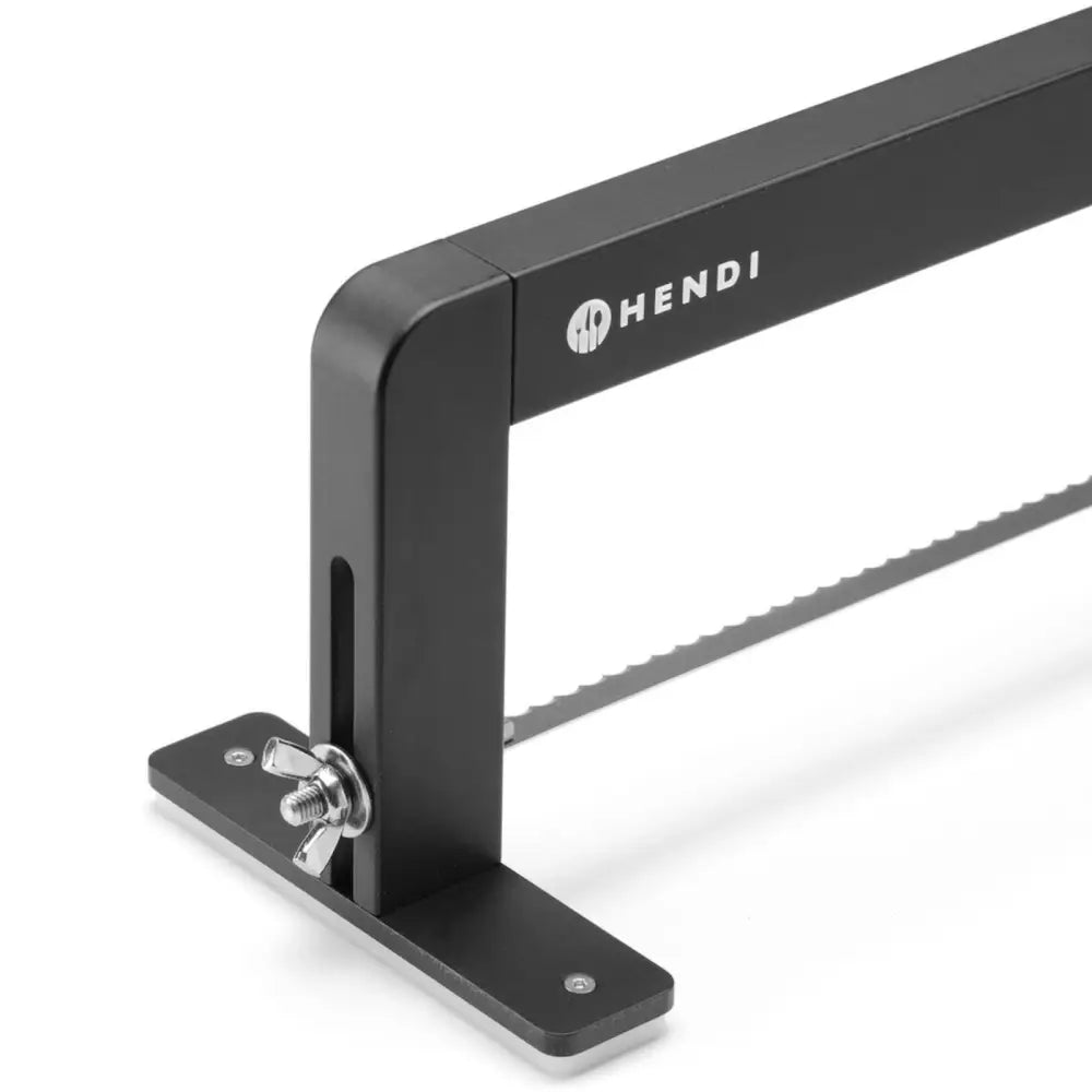 Hendi kake- og brødskjærer med sort metallramme, justerbar vingemutter og synlig Hendi-logo fra skrå vinkel.