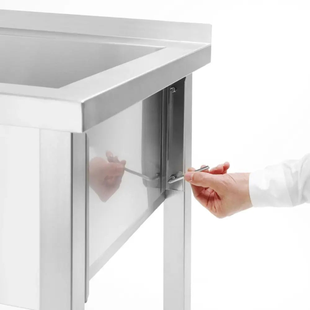 Hendi gastrovask i rustfritt stål, nærbilde av montering der en person skrur fast hjørnet på benken.