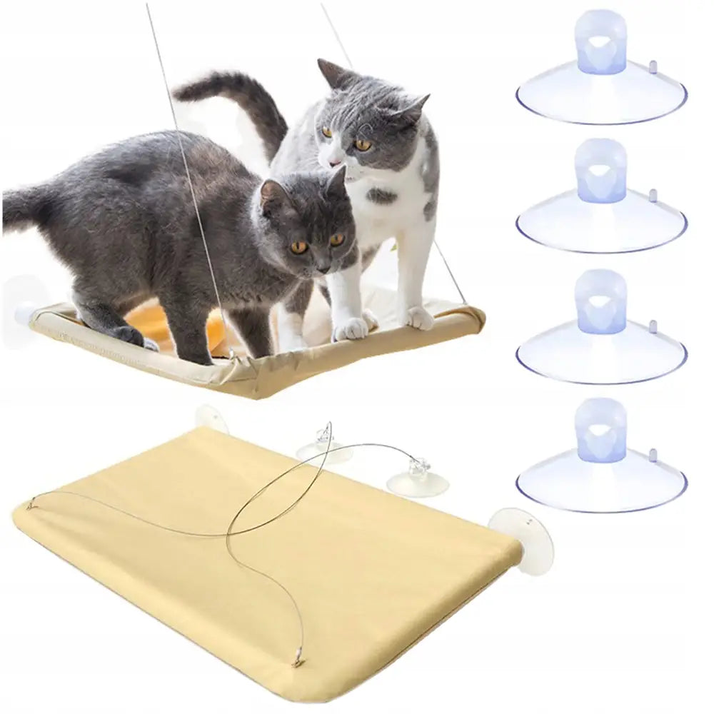 Hengekøye for katt til vindu, beige rektangulær modell med to katter, metallramme og fire sugekopper, skrå vinkel.