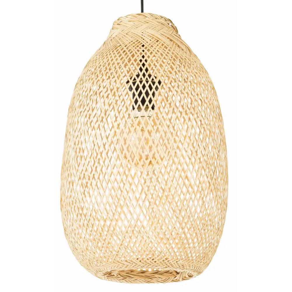 Hengelampe Boho Bambus, langstrakt design i lyst flettet materiale med åpent mønster og synlig lyspære.