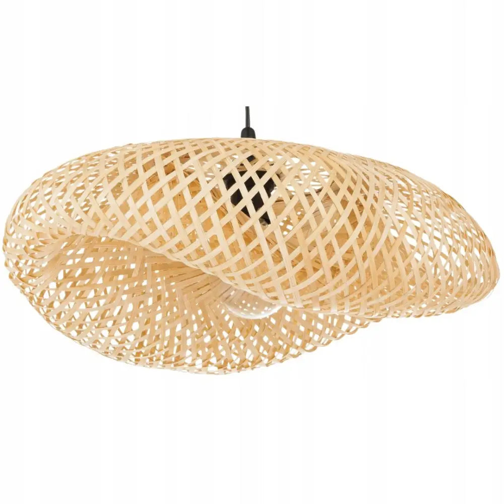 Hengelampe Boho i flettet bambus, organisk form og åpent mønster, sett fra skrå vinkel.