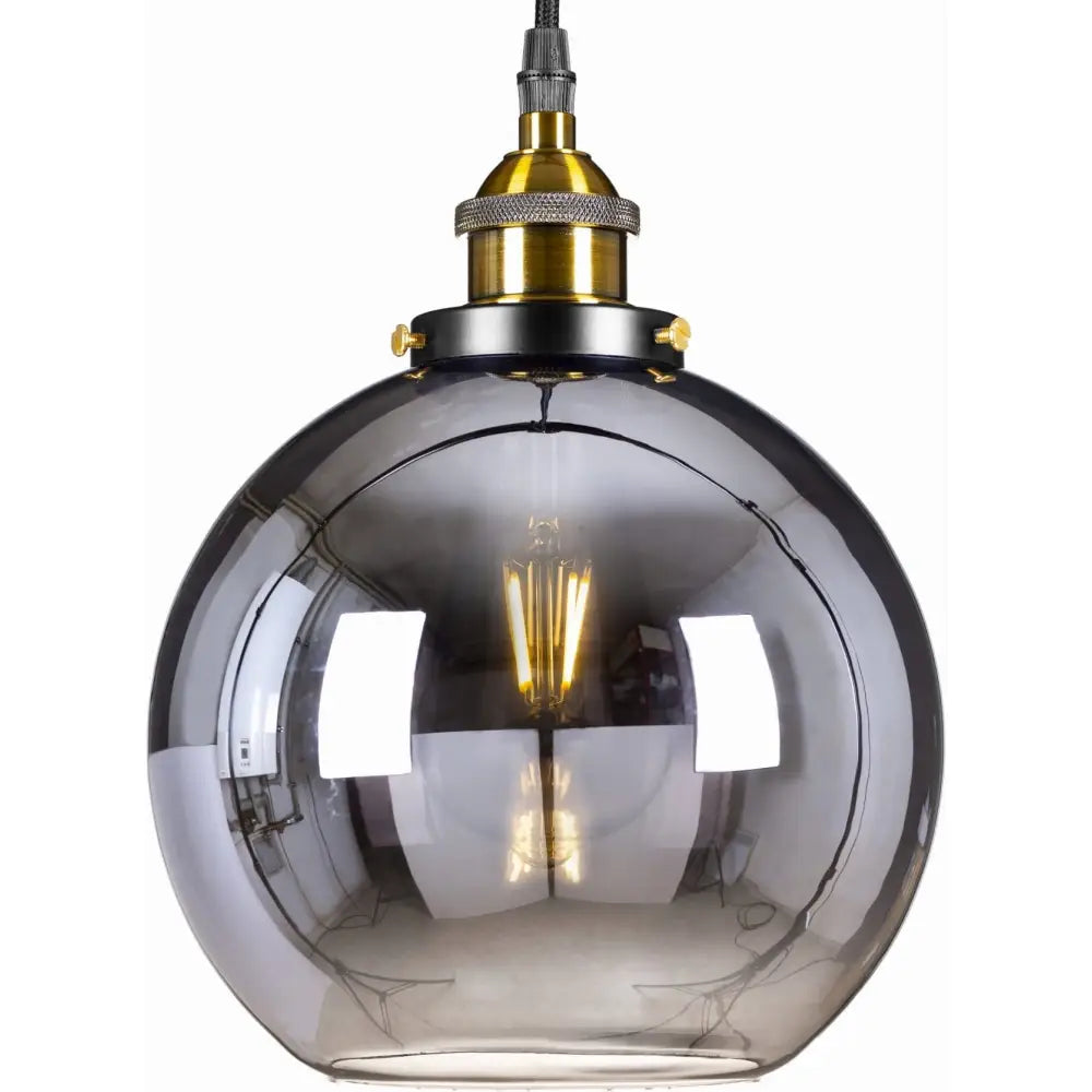 Hengelampe Glasskule Sølvglans i røkfarget glass med synlig lyspære og messingdetaljer, frontvisning.